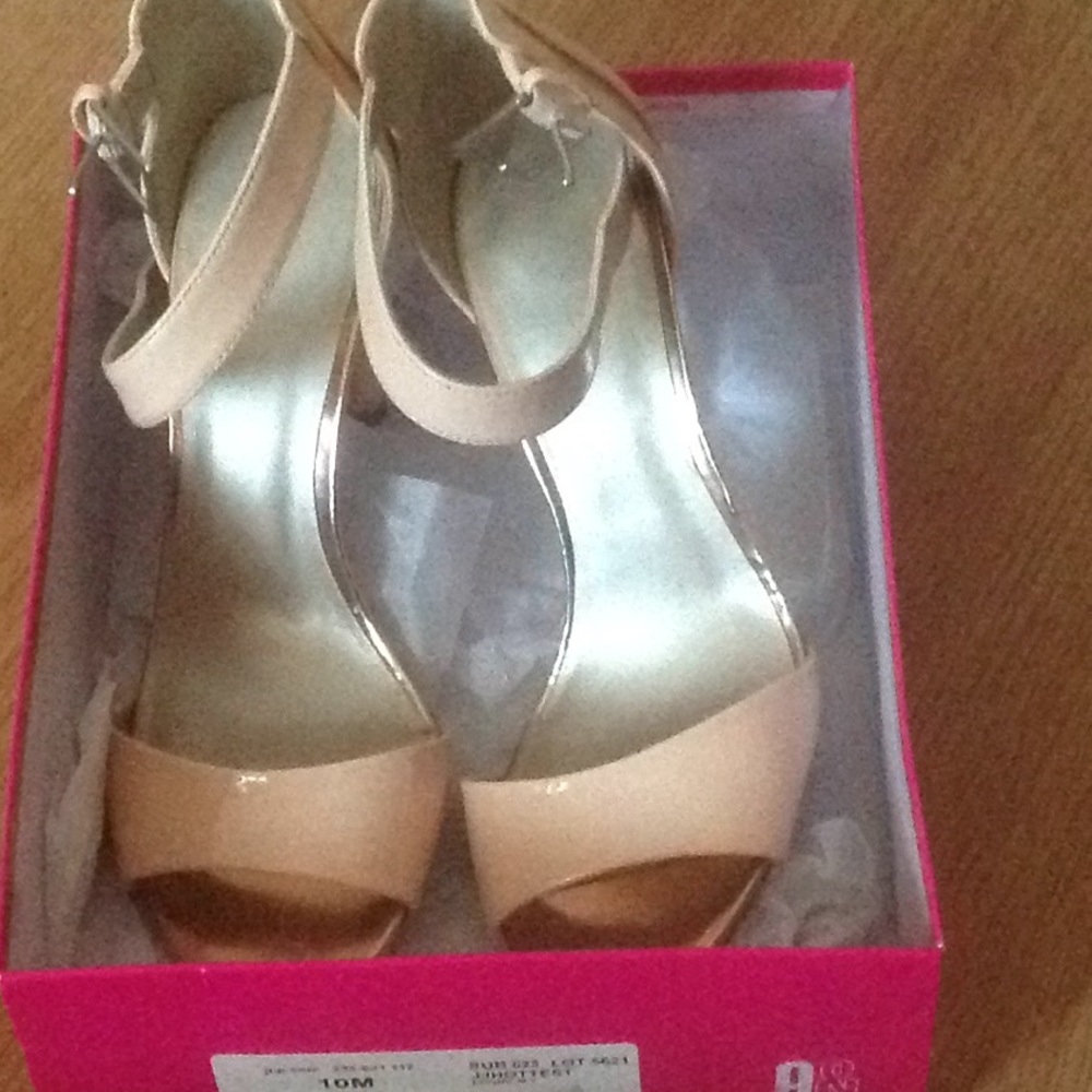 Shoes - Picture 2 of 6